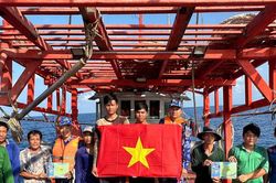 Đồng hành cùng ngư dân, góp sức phòng, chống vi phạm pháp luật trên biển