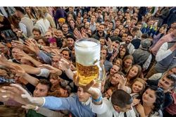 Oktoberfest 2026: Từ lễ cưới hoàng gia đến lễ hội bia lớn nhất thế giới