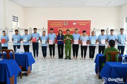 Thường trực MTTQ Việt Nam th&agrave;nh phố tặng qu&agrave; học vi&ecirc;n cơ sở cai nghiện