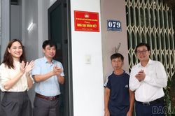 Cam Đường trao nhà Đại đoàn kết cho hộ cận nghèo