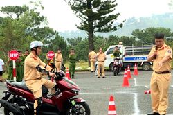 Gần 500 cán bộ, giáo viên Lâm Đồng được đào tạo kỹ năng lái xe mô tô, xe gắn máy an toàn