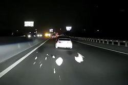 Ô tô vô tư dừng giữa đường chỉ để vứt túi rác