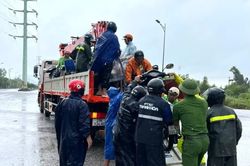 Công an Thanh Hóa bám địa bàn, hỗ trợ người dân trong mưa lũ