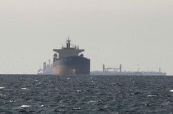 Tàu dầu vướng thủy lôi phát nổ tại eo biển Hormuz