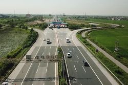 Cần có lộ trình xử phạt xe không giữ khoảng cách an toàn