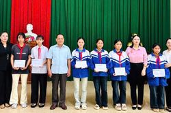 Hội Khuyến học Lào Cai phối hợp trao 180 suất học bổng cho học sinh có hoàn cảnh khó khăn