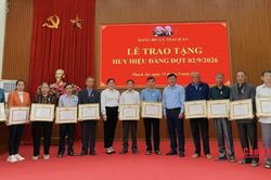Đảng ủy xã Thạch An trao tặng Huy hiệu Đảng cho 20 đảng viên