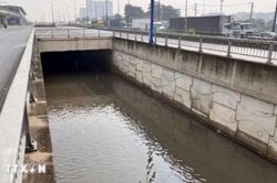Nước ngập sâu tại hầm chui trước Bến xe Miền Đông mới sau cơn mưa lớn