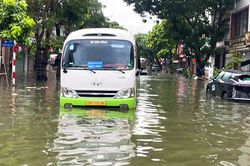 Hà Nội mưa tầm tã suốt đêm, những điểm nào đang ngập?