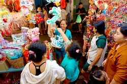 Cận Trung thu, tiểu thương phố lồng đèn ở TP.HCM vẫn 'ngóng' khách mua