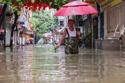 Mưa suốt đêm, nhiều tuyến phố Hà Nội ngập úng, giao thông ùn tắc
