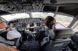 Nhà vua và Hoàng hậu Thái Lan tự lái máy bay đi công du thế nào?