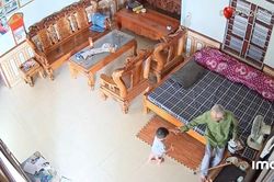 Xem cụ 103 tuổi dỗ dành chắt 3 tuổi, dân mạng nói 'họ mất 100 năm để gặp nhau'