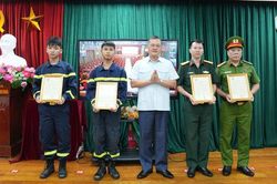 Phường Văn Miếu - Quốc Tử Giám: Khen thưởng đột xuất các lực lượng tham gia chữa cháy tại ngõ Văn Chương