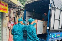 Phường Kim Liên hỗ trợ tiểu thương di chuyển hàng hóa ra khỏi chợ