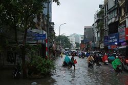 Mưa lớn đúng giờ đi làm, người Hà Nội chật vật di chuyển trên phố