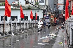 Hà Nội: Nhiều điểm ngập sâu, rác thải lênh láng trên đường