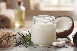 Chăm sóc tóc khô xơ bằng dầu dừa nguyên chất đúng cách