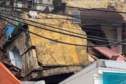 Mưa lớn ở Thanh Hóa: Sơ tán 60 người trước nguy cơ nhà đổ từ sườn đồi