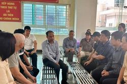 Thăm hỏi gia đình nạn nhân vụ cháy ở Văn Cao