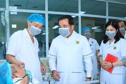 Bí thư Thành ủy Hà Nội Trần Đức Thắng vào bệnh viện thăm hỏi, động viên nạn nhân vụ cháy tại Tây Hồ