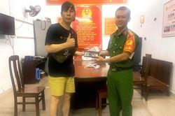 Du khách Hàn Quốc xúc động khi được hỗ trợ nhận lại tài sản