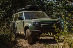 Land Rover Defender có thêm phiên bản quân sự