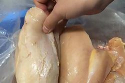 Lãnh đạo Hà Nội yêu cầu làm rõ vụ 'thịt gà có mùi lạ' vào trường học
