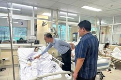 Thăm hỏi gia đình nạn nhân vụ cháy khiến 5 người tử vong