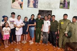 Công an xã, nhân viên y tế đến nhà giúp sản phụ vùng lũ sinh con
