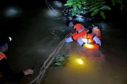 Nghệ An: Hàng chục cán bộ, chiến sĩ vượt lũ đưa người dân đi cấp cứu trong đêm