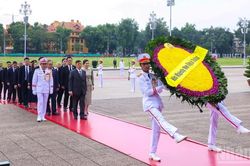 [Ảnh] Nhà vua và Hoàng hậu Vương quốc Thái Lan vào Lăng viếng Chủ tịch Hồ Chí Minh và đặt vòng hoa tưởng niệm các Anh hùng liệt sĩ