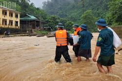 Bộ đội Biên phòng tỉnh Nghệ An hỗ trợ người dân ứng phó mưa lũ