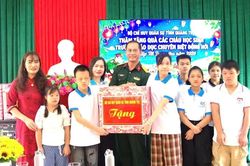 Tặng quà trung thu cho trẻ em Trường giáo dục chuyên biệt Đồng Hới