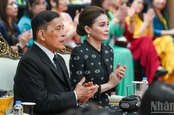[Ảnh] Nhà vua Vương quốc Thái Lan Maha Vajiralongkorn Phra Vajiraklaochaoyuhua và Hoàng hậu gặp gỡ giảng viên, sinh viên Trường đại học Hà Nội