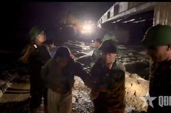 Nghệ An: Bộ đội, dân quân vượt lũ trong đêm đưa người dân đi cấp cứu
