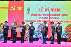 Đại tướng Nguyễn Tân Cương dự Lễ đón nhận Huân chương Bảo vệ Tổ quốc hạng Nhất của Trường Sĩ quan Phòng hóa