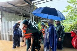 Nghệ An: Bộ đội, dân quân kịp thời giúp dân ứng phó ngập lụt tại xã Đông Hiếu