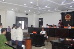 Xét xử 3 'nữ quái' câu kết lừa đảo chiếm đoạt tiền của nhiều người