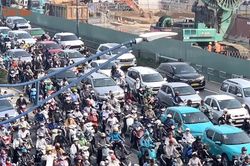 [GALLERY] Xe cộ kẹt cứng vì tổ chức giao thông phục vụ thi công Metro