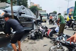 [GALLERY] Ngổn ngang hiện trường Mercedes tông loạt xe máy đang chờ đèn đỏ