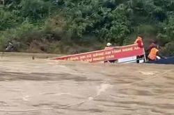 Lũ cuốn trôi thuyền, 10 người dân ở Nghệ An được ứng cứu