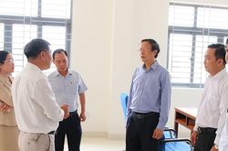 Thứ trưởng Phạm Ngọc Thưởng thăm Trường phổ thông nội trú biên giới ở Đắk Lắk