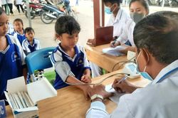 Khám sức khỏe sàng lọc miễn phí cho học sinh đầu năm học ở An Giang