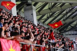 Hơn 5.000 cổ động viên Việt Nam ở Osaka đội mưa cổ vũ CLB Công an Hà Nội
