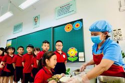 Hà Nội yêu cầu kiểm tra bữa ăn bán trú, thay ngay nhà cung cấp không đủ điều kiện