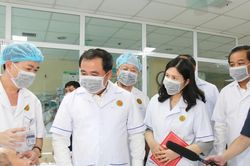 Bí thư Thành ủy Hà Nội Trần Đức Thắng thăm, động viên nạn nhân vụ cháy nhà dân tại phường Tây Hồ
