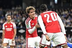 Thần đồng 16 tuổi lập cú đúp, Arsenal thắng tưng bừng ở Cúp Liên đoàn