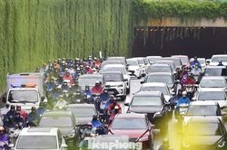 Hà Nội: Dòng xe 'bất động' ở hầm chui Trung Hòa giờ cao điểm