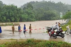 Mưa lũ khiến 3 người mắc kẹt trong hang đá ở Phú Thọ